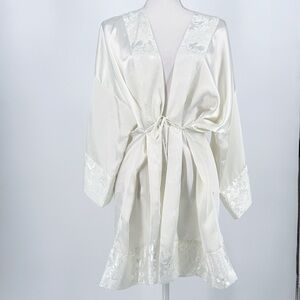 Vintage Victoria's Secret Women's White and Cream Robe one size
